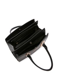 Bolso de mano de cuero negro con dos asas cortas, compartimentos interiores y un cierre de metal. Presenta una textura suave y secciones con cremallera.