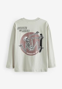 Langärmliges, hellgraues Baumwoll-T-Shirt mit einem grafischen Druck eines Skeletts, das Skateboard fährt, mit dem Text "SKATE OF MIND" und einem kreisförmigen Hintergrund.