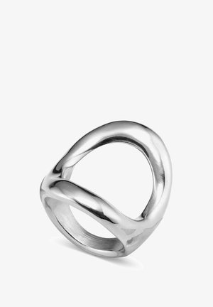 Anillo de metal plateado con un diseño abstracto y suave que presenta un corte central, bordes redondeados y una superficie pulida y reflectante.