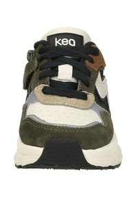 Sneakers met een bovenwerk van gemengde materialen, waaronder olijfgroen suede, beige leer en zwarte accenten; gestructureerde zool met zichtbare profielpatroon.