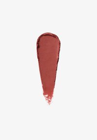 Matte Lippenstift-Applikation in einem warmen, gedämpften Rotton. Die Textur ist glatt mit einem leichten Schimmer, und sie hat eine saubere, spitze Auftragskante.