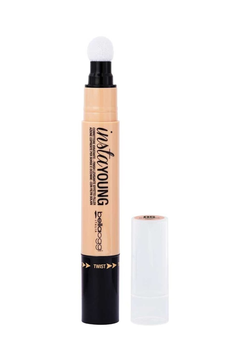 Correttore in penna beige con un applicatore rotondo e morbido. Base nera elegante con accenti dorati e nome del prodotto in carattere grassetto.
