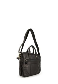 Sort læder messenger taske med to håndtag, justerbar skulderrem, lynlås lukning og frontlomme. Glat tekstur og guldfarvede metaldele.