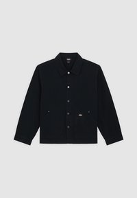 Zwarte spijkerjack met een kraag, knoopsluiting aan de voorkant, twee voorzakken en een klein logo op de linkerzak. Casual pasvorm.