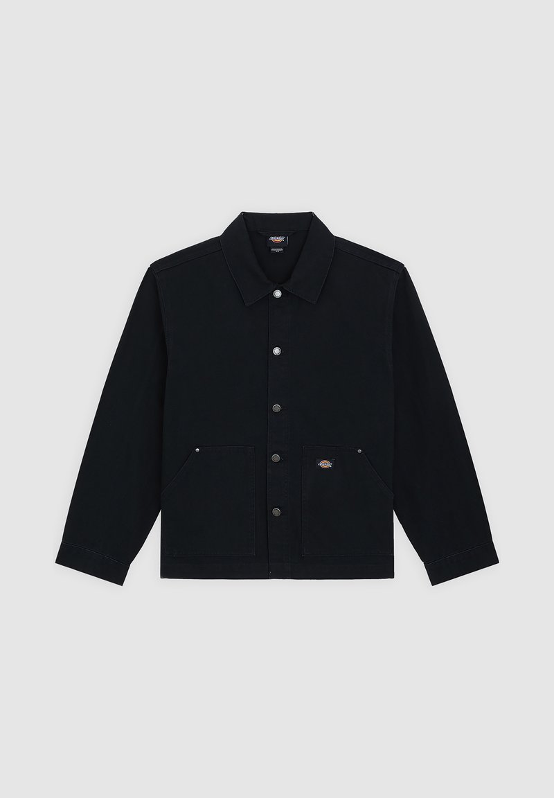 Giacca di jeans nera con collo a risvolto, chiusura con bottoni, due tasche frontali e piccolo logo sulla tasca sinistra. Vestibilità casual.