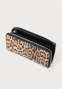 Pung i leopardprint med en sort tekstureret indvendig del, lynlås lukning og sølvfarvede metaldele. Har flere rum til kort og kontanter.
