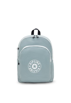 Zaino blu chiaro con finitura testurizzata, compartimenti con doppia zip, bordature bianche e un logo circolare con una stella sul davanti.