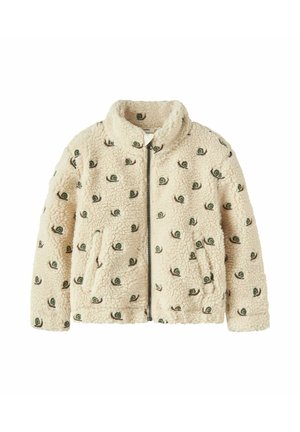 Veste en polaire sherpa beige avec fermeture éclair intégrale, col montant, deux poches latérales et motif répétitif de petits escargots verts et marron.