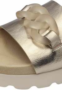 Infradito metallici dorati con una parte superiore in sintetico testurizzata, caratterizzati da un grande accento in catena opaca color crema e una suola bianca chunky.