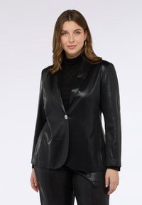 Černý blazer s lesklým povrchem, se zapínáním na jeden knoflík, klopovými límci a dlouhými rukávy. Vyrobeno z texturované tkaniny.