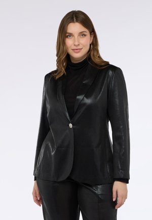 Czarna marynarka o błyszczącym wykończeniu, z zapięciem na jeden guzik, klapkami i długimi rękawami. Wykonana z teksturowanej tkaniny.