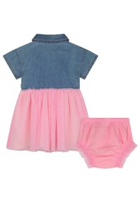 Robe en denim à manches courtes, jupe en tulle rose et couche couvrante assortie en rose. Comprend un col et des détails de volants froncés.