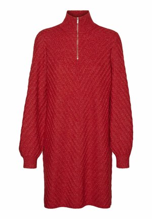 Rode, gebreide jurk met een hoge kraag, halflange ritssluiting en een gestructureerd chevronpatroon. Lange, ballonmouwen maken het ontwerp compleet.