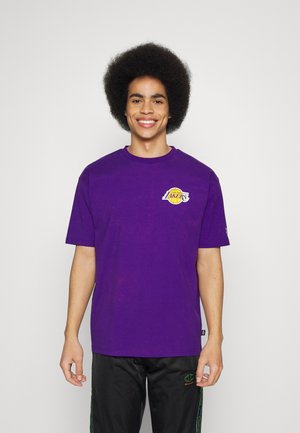 NBA LOS ANGELES LAKERS WASHED PACK GRAPHIC OVERSIZED TEE - T-shirt till träning - lila