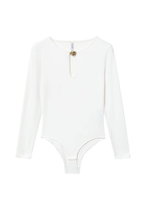 Body a maniche lunghe bianco in tessuto morbido, con scollatura a chiave decorata da un bottone dorato e una silhouette aderente.