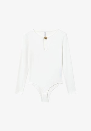 Body a maniche lunghe bianco in tessuto morbido, con scollatura a chiave decorata da un bottone dorato e una silhouette aderente.