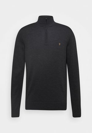 Mørkegrå langærmet sweater med kvart lynlås ved kraven og en lille orange broderet "F" logo på venstre bryst.