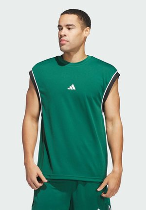 Camiseta atlética sin mangas de color verde con escote redondo, detalles en blanco y un logotipo bordado en el pecho. Tejido ligero.