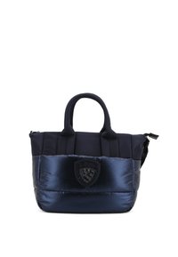 Bolso tote acolchado de color azul marino con doble asa superior, cierre de cremallera y un parche logo en el frente. El material es suave y brillante, con un diseño acolchado.