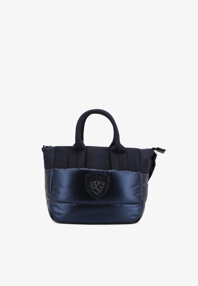 Bolso tote acolchado de color azul marino con doble asa superior, cierre de cremallera y un parche logo en el frente. El material es suave y brillante, con un diseño acolchado.
