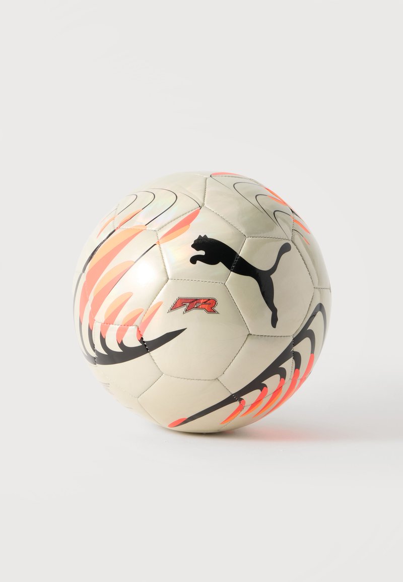 Λευκή ποδοσφαιρική μπάλα με μαύρο λογότυπο Puma, κόκκινο κείμενο FTR και πορτοκαλο-μαύρα φλεγόμενο μοτίβα στα πάνελ πάνω σε μονόχρωμο φόντο.