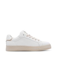 Λευκό sneaker χαμηλού προφίλ με μπεζ σόλα και κορδόνια, άνω μέρος από λείο δέρμα και διακριτικές διακοσμητικές ραφές κατά μήκος της πλευράς και της γλωττίδας της φτέρνας.