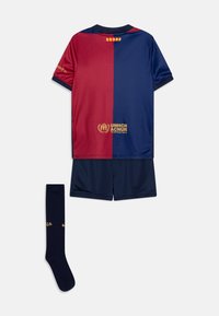 Completo da calcio con una maglia a righe rosso e blu, pantaloni corti blu navy e calze blu con dettagli dorati. Tessuto leggero e traspirante.