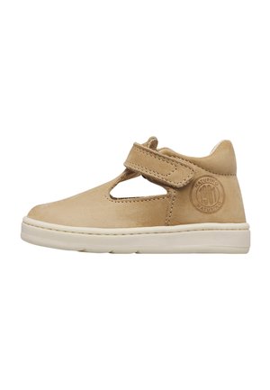 Scarpa da bambino in camoscio beige con lato traforato, cinturino a strappo, suola bianca e logo del marchio circolare impresso vicino al tallone.
