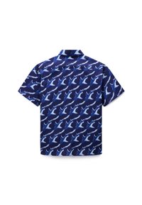 Chemise bleu marine à manches courtes avec motif requins bleu clair et blanc sur l'ensemble, vue de dos.