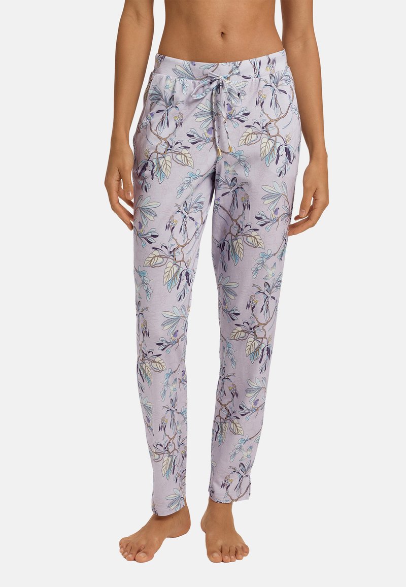 Ljust lila pyjamasbyxor har ett blommönster med blad och blommor i teal och lila. De har en dragsko i midjan och smalnade ben.