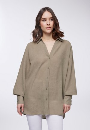 Camicia button-up verde oliva chiaro con maniche lunghe, realizzata in tessuto testurizzato, con colletto e vestibilità rilassata.