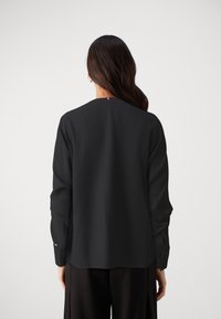 Tommy Hilfiger REGULAR V NECK BLOUSE - Bluse - black