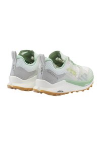 Trailrunschoenen met een lichtgroene en witte mesh bovenkant, grijze accenten, gevoerde zool en een robuuste, gestructureerde buitenzool voor grip.