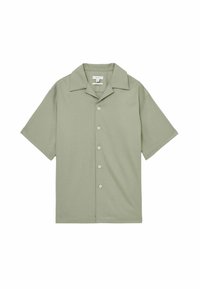 Camisa de manga corta y cuello en tela verde clara con una textura suave, que presenta cuatro botones blancos y un dobladillo recto.
