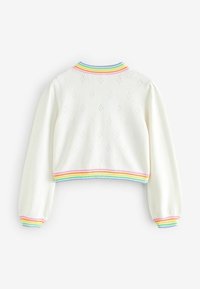 Cardigan corto bianco lavorato a maglia con maniche a sbuffo, caratterizzato da un motivo testurizzato e bordi a coste multicolori sul colletto e sull'orlo.