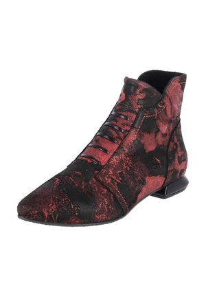Dames enkellaars met puntige neus, lage geometrische hak, zwart en donkerrood abstract patroon en elastische veters aan de voorkant.