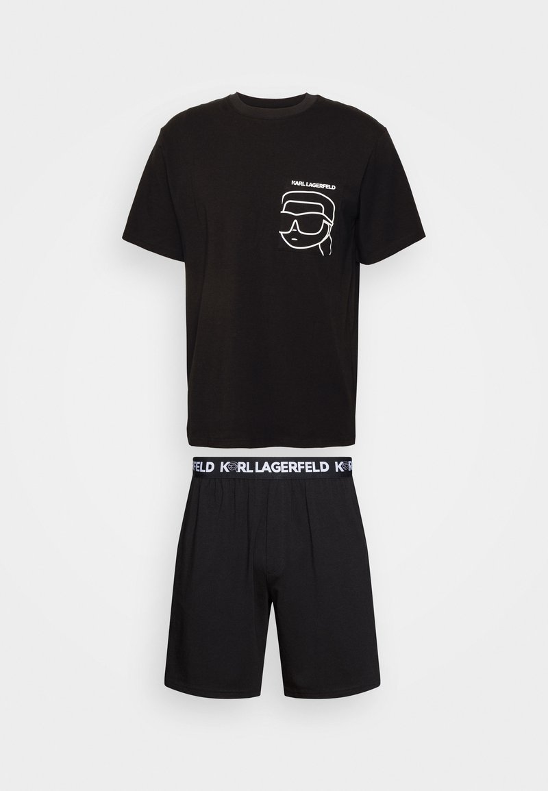 T-shirt en coton noir avec un graphique blanc sur la poitrine et un short boxeur noir avec une ceinture à logo blanche. Les deux sont simples dans leur design.