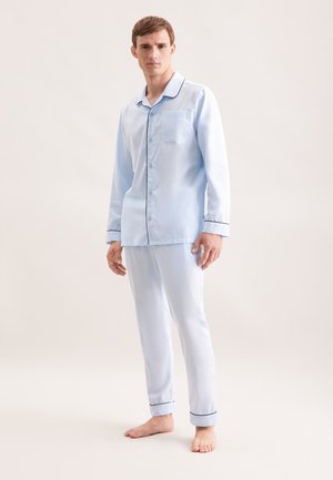 Himmelblaues Baumwoll-Pyjama-Set mit einem knöpfbaren Hemd mit Brusttasche, kontrastierendem dunkelblauen Paspeln und passenden, schmal geschnittenen Hosen.