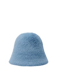 Błekitny kapelusz typu bucket z futrzanym, miękkim i teksturowanym materiałem oraz zaokrąglonym, rozszerzającym się rondem, zaprojektowany dla ciepła i wygody.