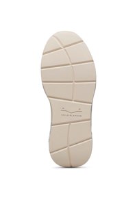 Beige Gummisohle mit strukturiertem Griffmuster und definierten Rillen; mit eingeprägtem "Voile Blanche"-Logo.