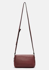 Borsa a tracolla in pelle bordeaux con una sola tracolla regolabile, texture liscia, design minimalista e chiusura con zip.