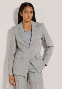 Hellgrauer, strukturierter Blazer mit tailliertem Schnitt, zwei Knöpfen und seitlichen Taschen. Verfügt über einen Reverskragen und strukturierte Schultern.