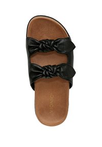 Zwarte leren slippers met twee gestrikte banden, een zachte bruine voetbed en een glanzende afwerking. Merkennaam "Vionic" is in het goud geperst.