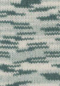 Tessuto lavorato a maglia con un motivo a onde in tonalità di turchese e bianco, che mostra una texture liscia e righe alternate di colore.