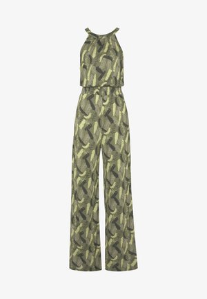 Mono verde con escote halter, con un patrón de hojas en diferentes tonos de verde y marrón, con una cintura elástica y piernas anchas.