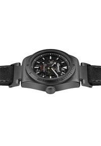 Automatische Uhr mit einem Gehäuse aus schwarzem Edelstahl, transparentem Zifferblatt, das das Werk zeigt, und einem strukturierten schwarzen Lederarmband.