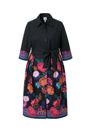 Schwarzes Kleid mit Knopfleiste, floralen Mustern in Rosa, Orange und Teal, tailliert mit einem Gürtel und bunten gestreiften Ärmelakzenten.
