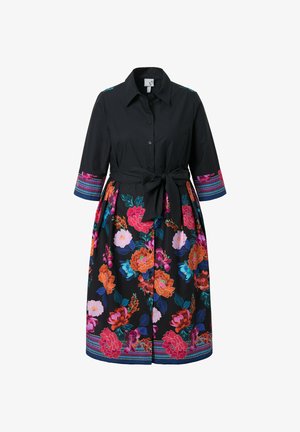Schwarzes Kleid mit Knopfleiste, floralen Mustern in Rosa, Orange und Teal, tailliert mit einem Gürtel und bunten gestreiften Ärmelakzenten.