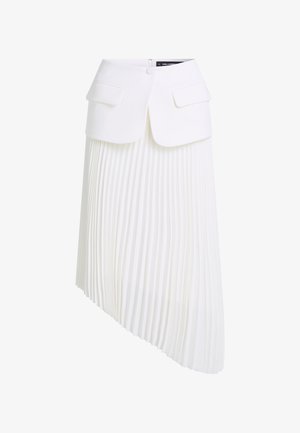 Jupe plissée blanche avec un ourlet asymétrique, dotée d'une taille structurée, de deux poches avant et d'une texture de tissu lisse.