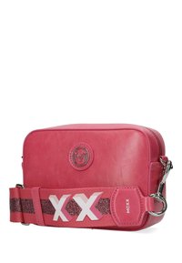 Borsa a tracolla in similpelle rosa con forma arrotondata, presenta una patch con logo, accenti luccicanti e una fascia regolabile audace.